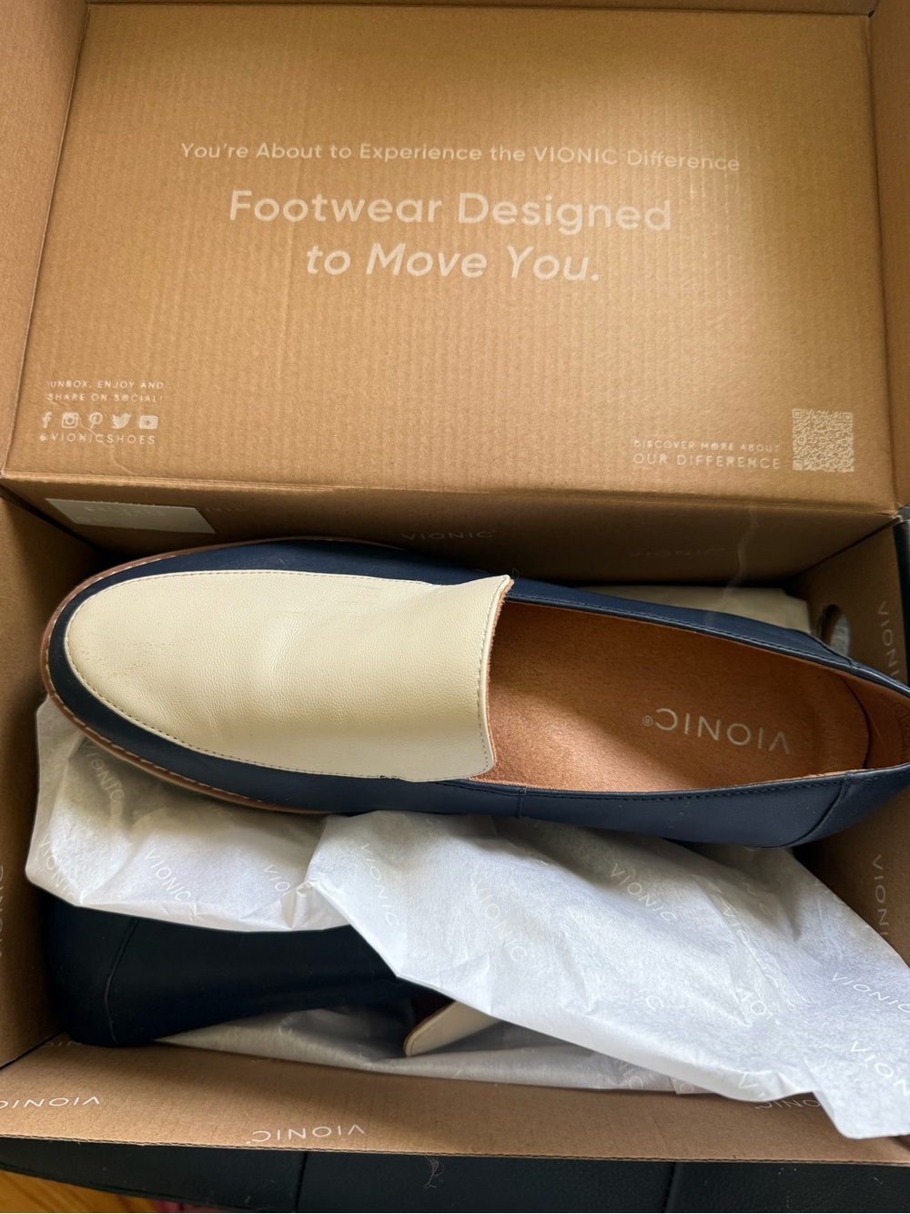 NWT Vionic Two-Tone Navy and White Slip-On Flats - Picture 3 of 4